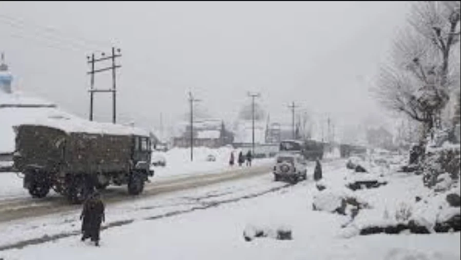 Jammu & Kashmir : ताजा बर्फबारी होने से Leh-Srinagar मार्ग बंद, माउंट कुन में सेना की टुकड़ी हिमस्खलन की चपेट में आई एक सैनिक की मौत