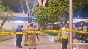 Bengaluru airport: बेंगलुरू एयरपोर्ट पर कर्मचारी की गला काटकर हत्या, पत्नी के साथ अवैध संबंध के शक में खेला मौत का खेल