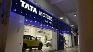 Tata Motors Stock Price: त्योहारी छूट और UBS की 'बेचने' की सलाह के कारण बड़ी गिरावट