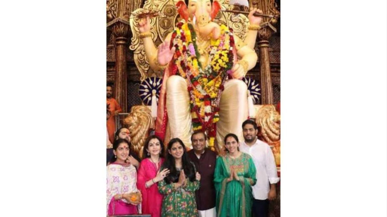 Ganesh Chaturthi: अनंत अंबानी ने बढ़ाई लालबागचा राजा की शोभा, सिर पर सजाया 20 किलोग्राम सोने का मुकुट