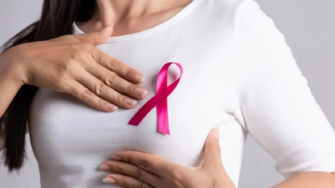 Breast Cancer के शुरुआती लक्षण, क्या आप इन्हें नजरअंदाज कर रहे हैं?