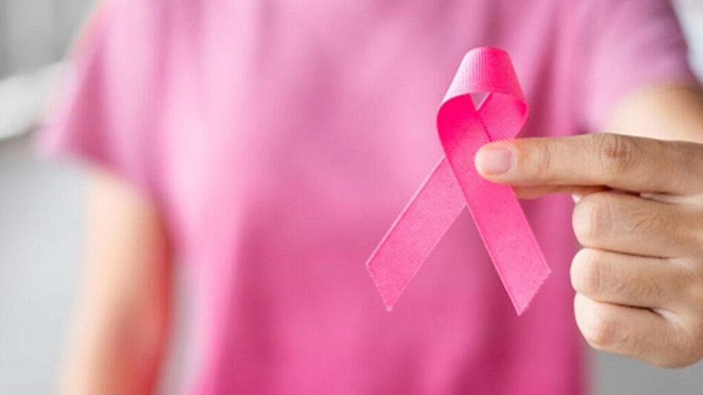 Breast Cancer के शुरुआती लक्षण, क्या आप इन्हें नजरअंदाज कर रहे हैं?