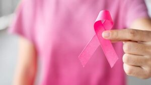 Breast Cancer के शुरुआती लक्षण, क्या आप इन्हें नजरअंदाज कर रहे हैं?