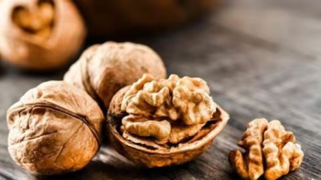 Walnut Benefits: हर सुबह अखरोट खाने के अद्भुत स्वास्थ्य लाभ