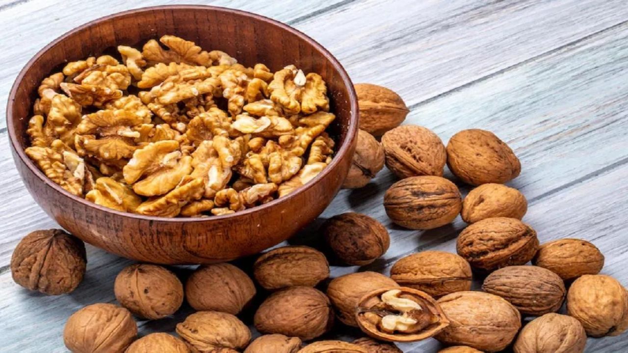 Walnut Benefits: हर सुबह अखरोट खाने के अद्भुत स्वास्थ्य लाभ