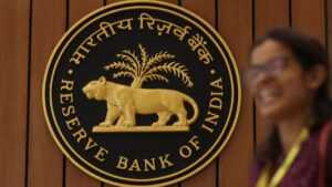 Reserve Bank ने की कड़ी कार्रवाई, 4 बैंकों और इस फिनसर्व कंपनी पर लगाया जुर्माना - क्या आपका बैंक इसमें है?