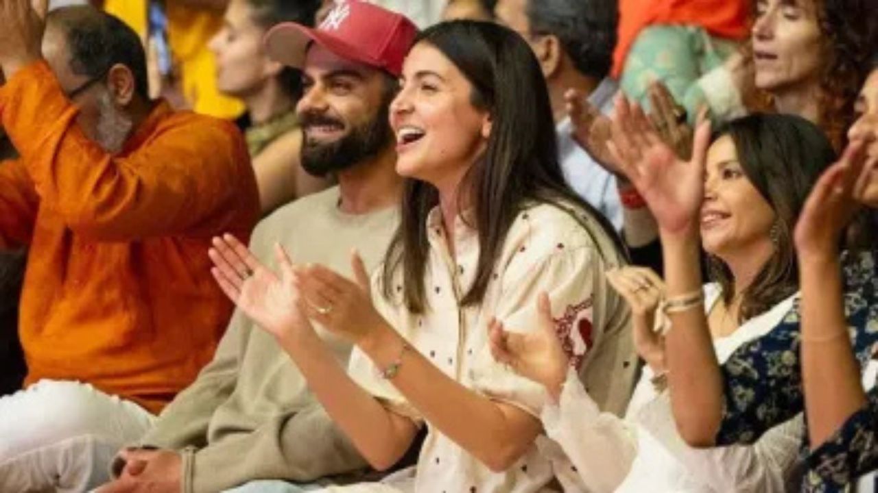 Virat Kohli और Anushka Sharma की भक्ति में डूबी रात, करवा चौथ पर कृष्णा दास के कीर्तन में शामिल हुए